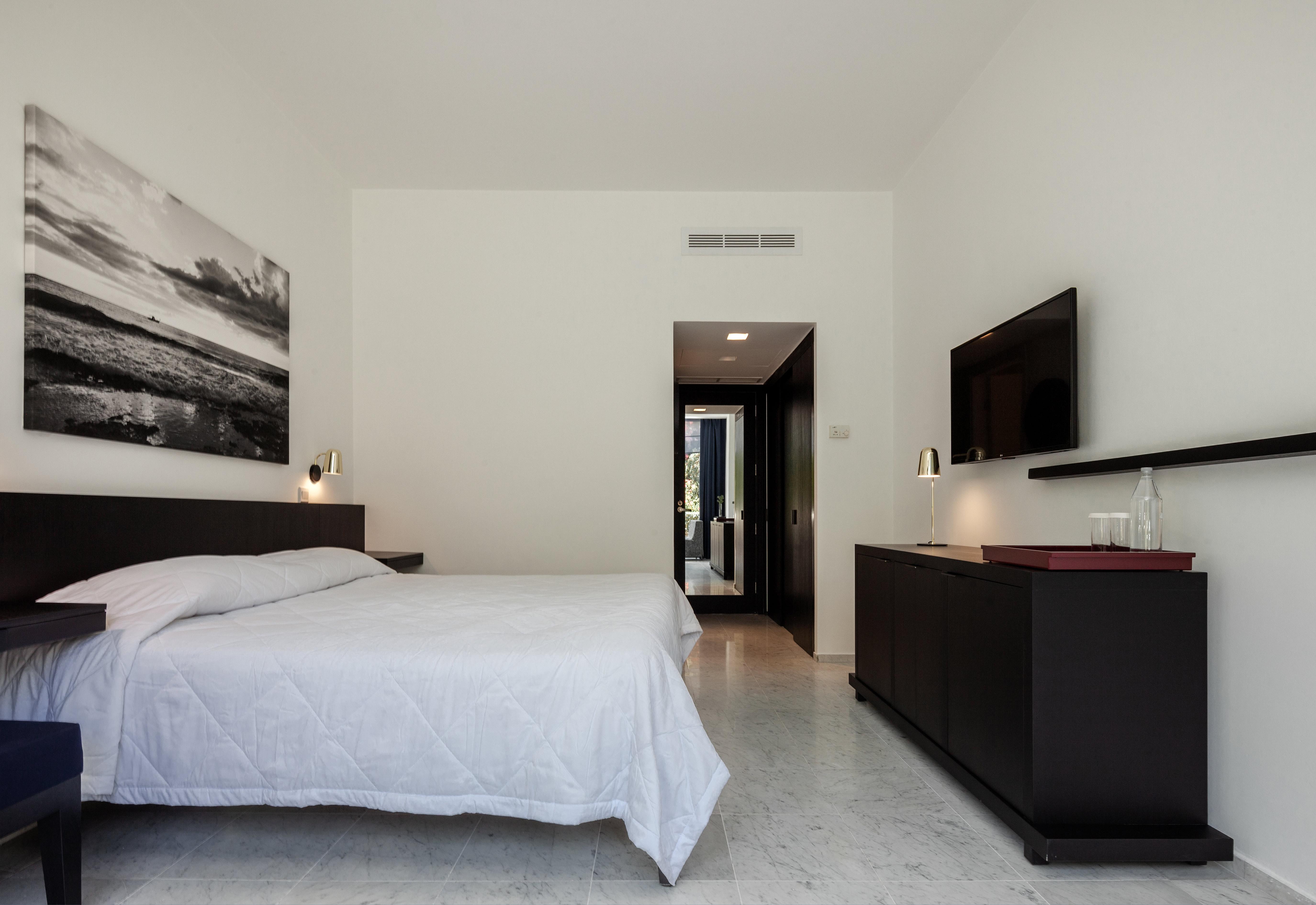 奥尔迈拉酒店 Paphos 外观 照片 A room at the hotel