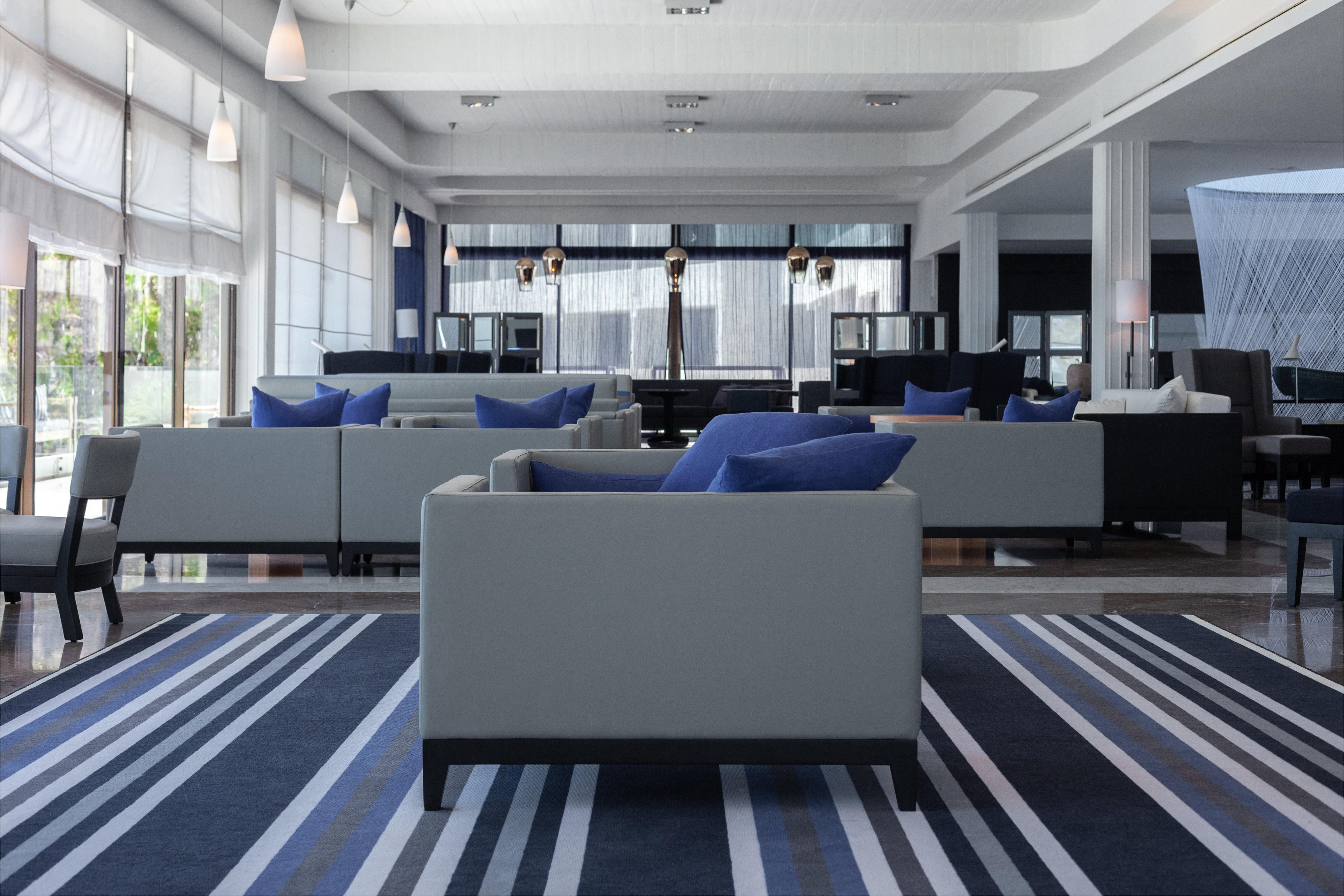 奥尔迈拉酒店 Paphos 外观 照片 The lounge at the airport