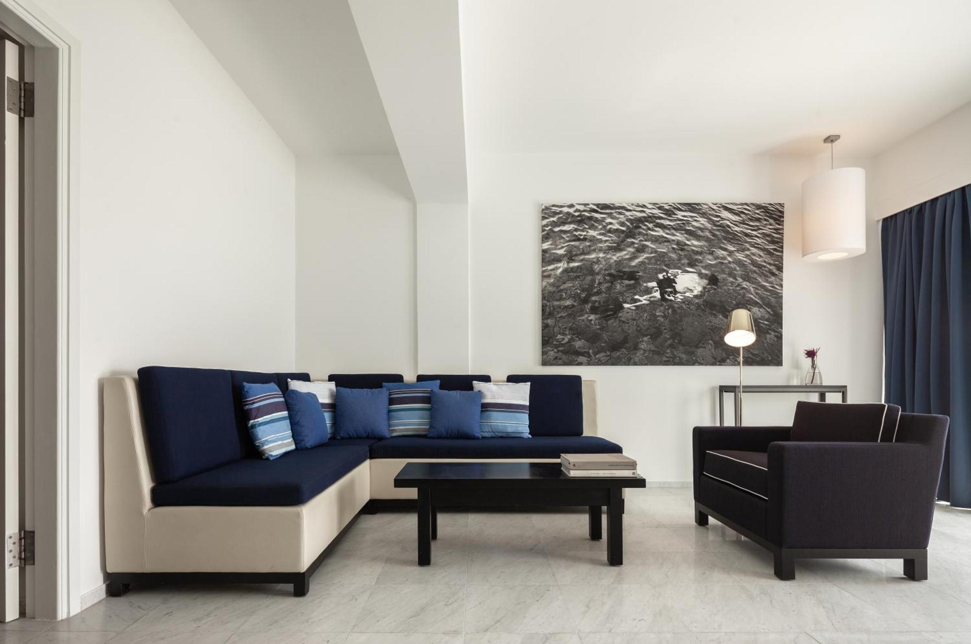 奥尔迈拉酒店 Paphos 外观 照片 A living room with a sectional sofa