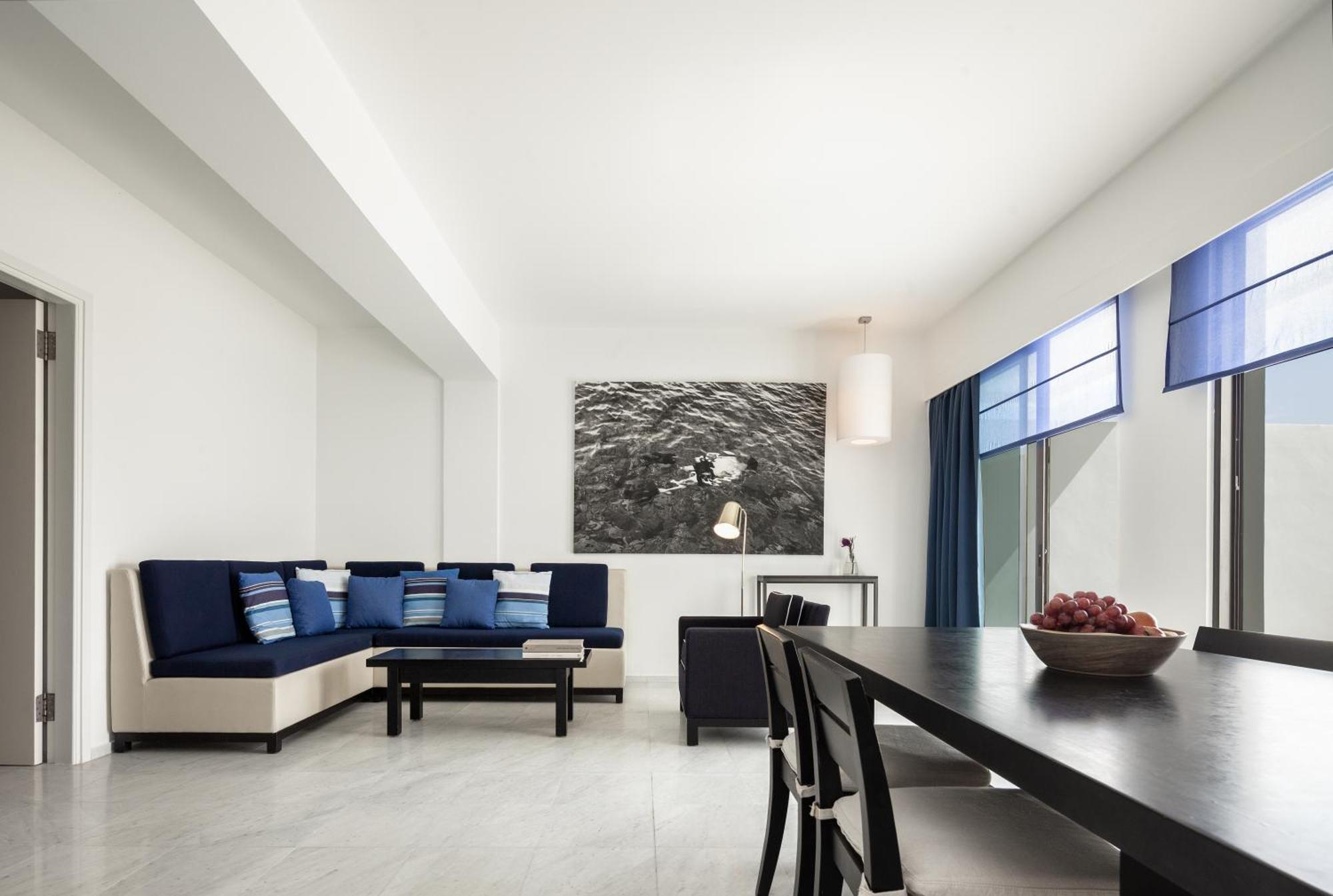 奥尔迈拉酒店 Paphos 外观 照片 A living room in a suite at the hotel