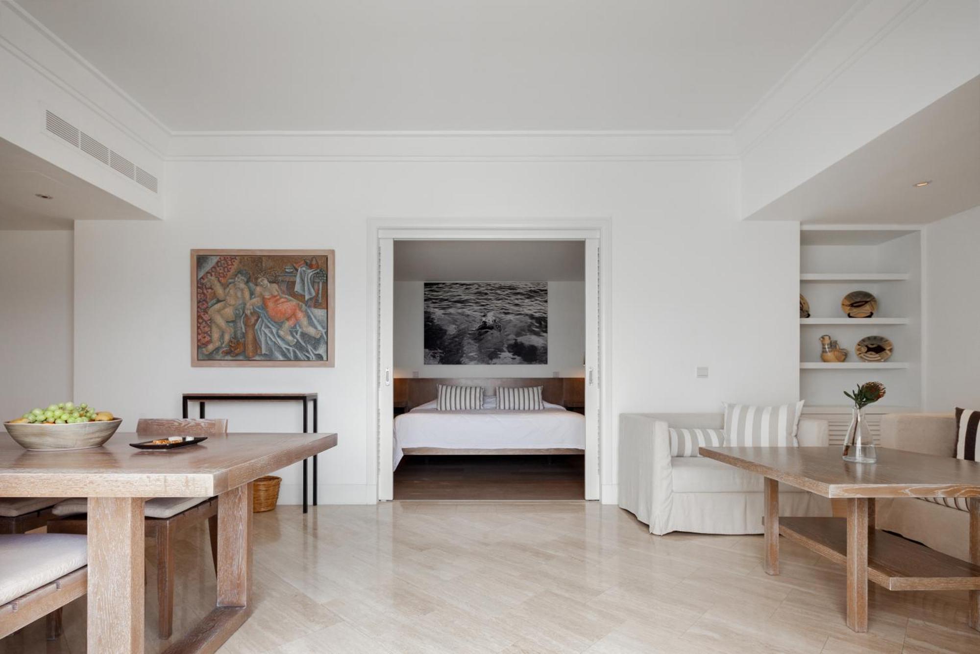 奥尔迈拉酒店 Paphos 外观 照片 A suite at the Four Seasons Hotel