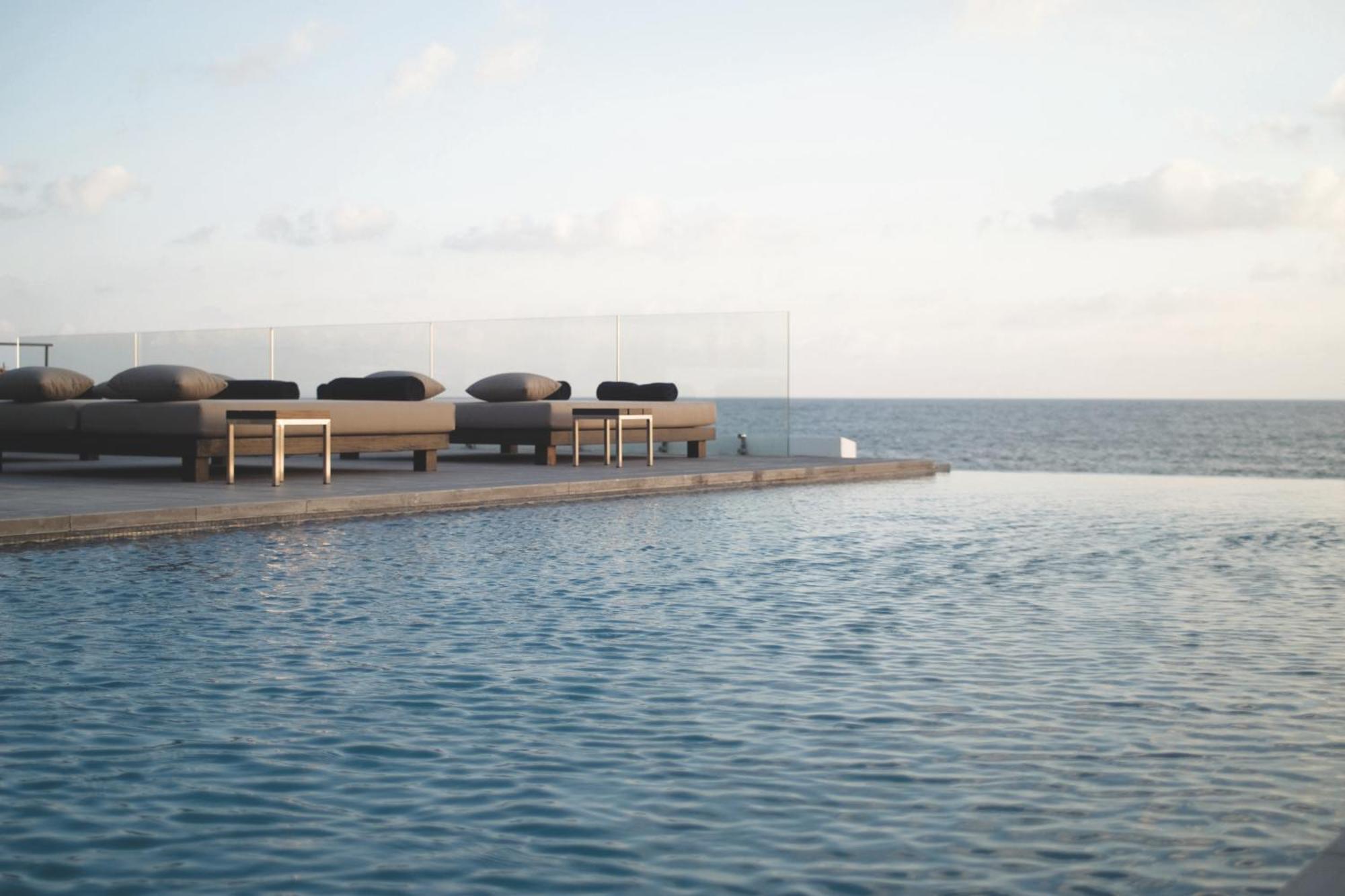 奥尔迈拉酒店 Paphos 外观 照片 The pool at the hotel