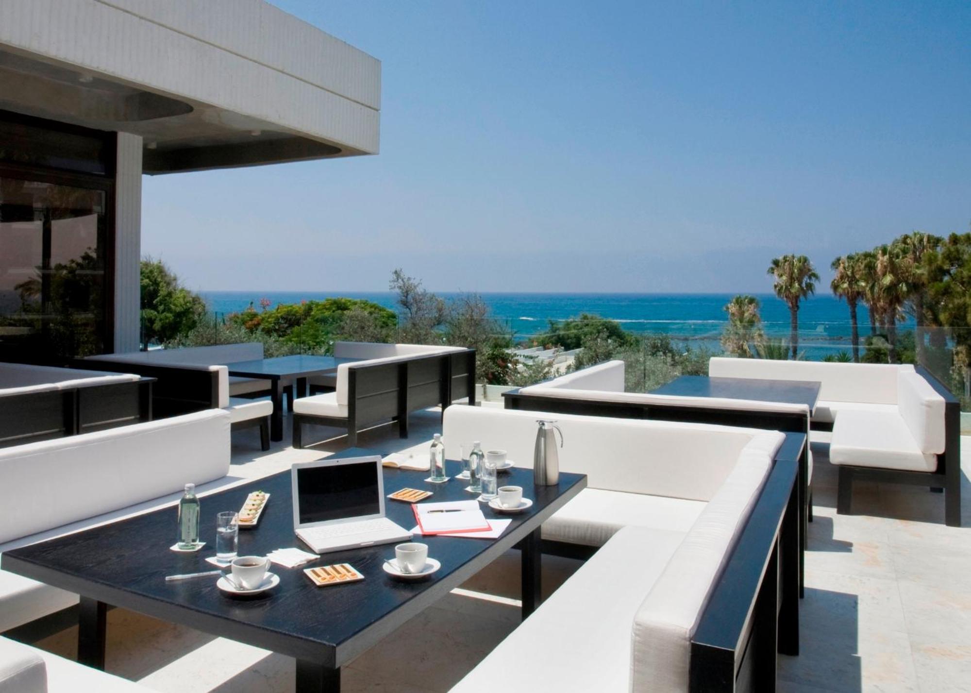 奥尔迈拉酒店 Paphos 外观 照片 The Sky Bar